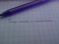 risa-bonita:  hecho en clases de filosofía:( .. no sabes cuanto me haces falta , no puedo olvidarte , jamas lo haré , te quiero mucho mucho , creo es demasiado lo que siento por ti , no se como decirte que te quiero ! y no te das cuenta , que estés aquí