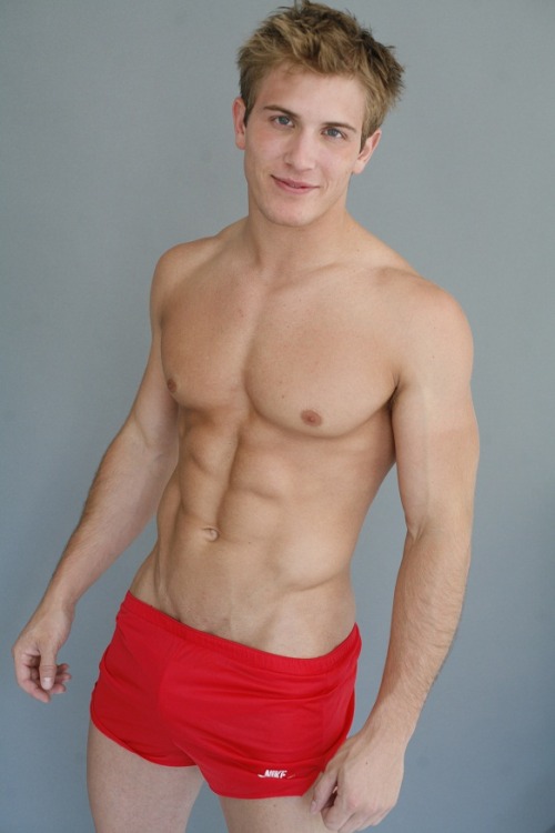 lateloungelover:  He just looks so fucking hot in this pic…