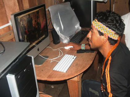 Aquele momento que vejo que até um índio tem um computador da Apple: 