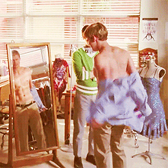 klaineorama:  #what do you do when you’re half naked in front of your gay friend?