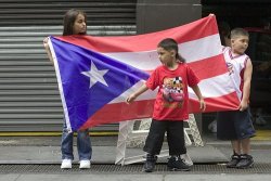 javipr:  Niños sosteniendo la bandera de