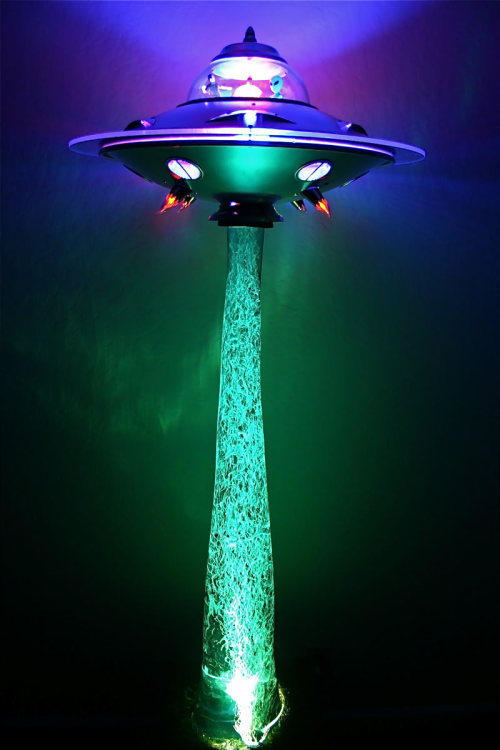 meltedcheddercheese:  cool alien/UFO lamp