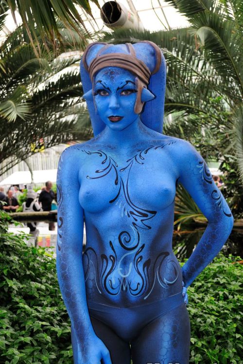 nerdybodypaint:  Twi’lek body paint! via karysmacurves 