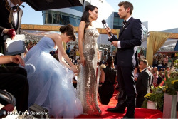  leupagus:  crossedwires:  zooey deschanel gets stuck in lucy liu’s dress  This is the least surprising photo I’ve ever seen.  