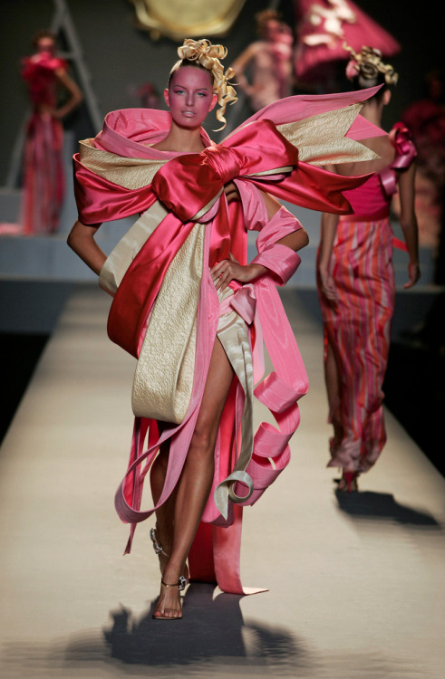 thearksakura:  Viktor &amp; Rolf bow dress