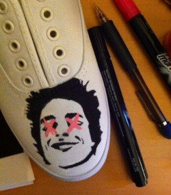 green-day-geek:  Part one of my making of some ¡Uno! ¡Dos¡ ¡Tré! shoes. I had a little trouble starting this off but now that I finished Billie’s face I’m getting pretty excited about unfolding the finished product.  