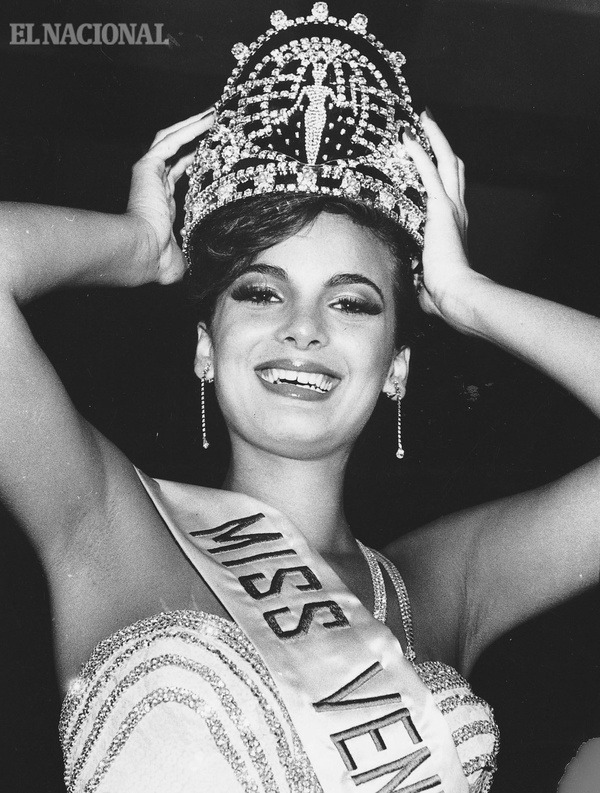 Al ser coronada Maritza Sayalero como Miss Venezuela 1979, la madre y la hermana de Miss Distrito Capital se lanzaron sobre el jurado y agredieron a dos de sus miembros. 17-05-1979. (Colección Archivo El Nacional).