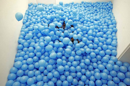 masonkay: ruineshumaines:  Martin Creed  Creed calls the installation “Half the air in a given