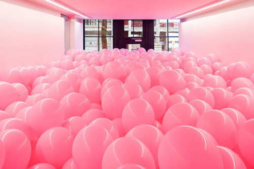 masonkay: ruineshumaines:  Martin Creed  Creed calls the installation “Half the air in a given