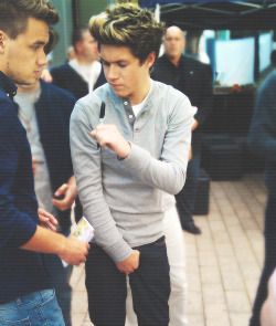 What is your right hand doing, Niall? ;-)