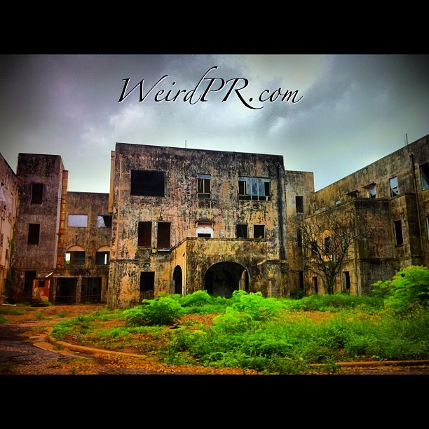 #WeirdPR Ruiz Soler #Sanatorium #Sanatorio #Bayamón #PR #PuertoRico #00959 #Ghost #Ghosts #Paranormal #Asylum #Abandoned #Old #Vintage #Building #Green #Sky #Somber #Road #Clouds #Death #ArkhangeL (Taken with Instagram at Ruiz Soler Sanatorium)