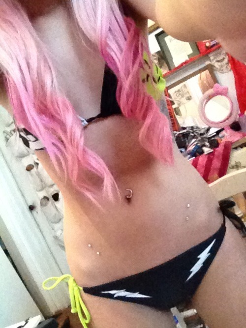 hottestgirlsoftumblr:  by anarchkiki 