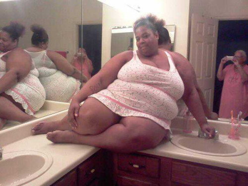 ratchetmess:  nahhhhhh she DID NOT get grandma to get out of her bed and take her ratchet ass pictures smfh i can’t……………