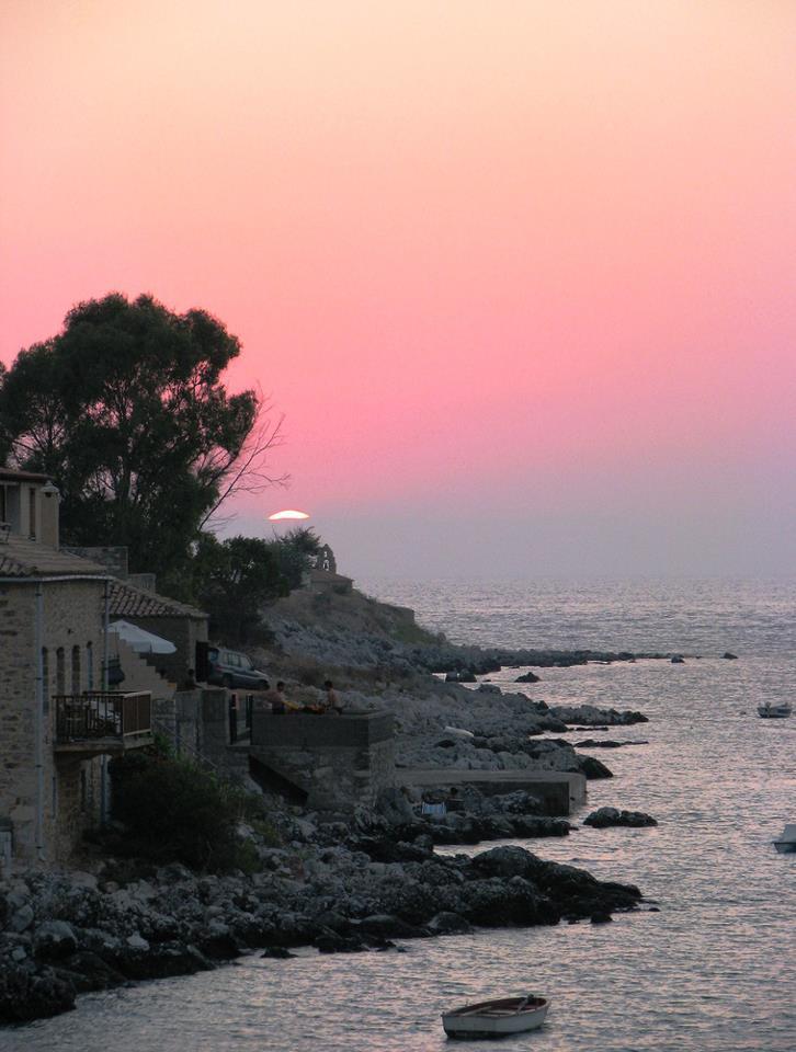 elladaa:  Sunset at Limneon, (pref. of Lakonia) source: MyParea.com
