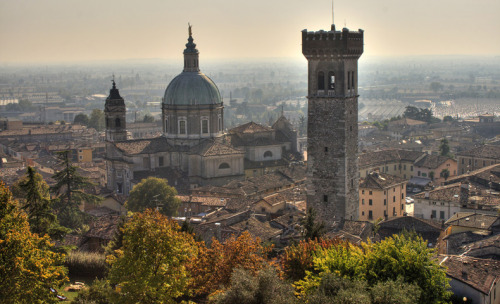 (via The Italian October, a photo from Brescia, Lombardia | TrekEarth)Lonato del Garda, Lombardy, It