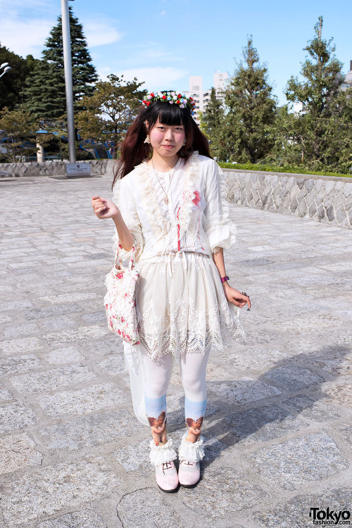 Cherub-print tights w/ flowers, lace &amp; vintage fashion on the street in Harajuku.