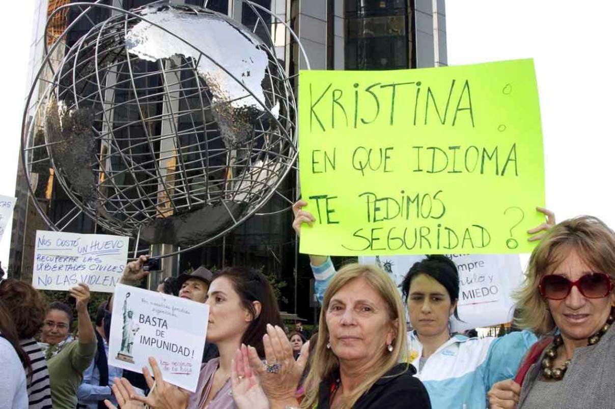 Cacerolazo de la comunidad argentina en el Colombus Circle enfrente del hotel donde se aloja la presidenta Cristina Fernandez de Kirchner. (Adriana Groisman)