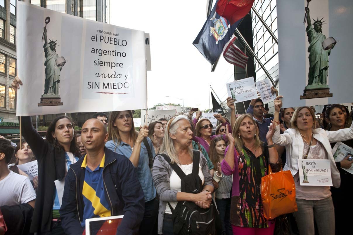Cacerolazo de la comunidad argentina en el Colombus Circle enfrente del hotel donde se aloja la presidenta Cristina Fernandez de Kirchner. (Adriana Groisman)