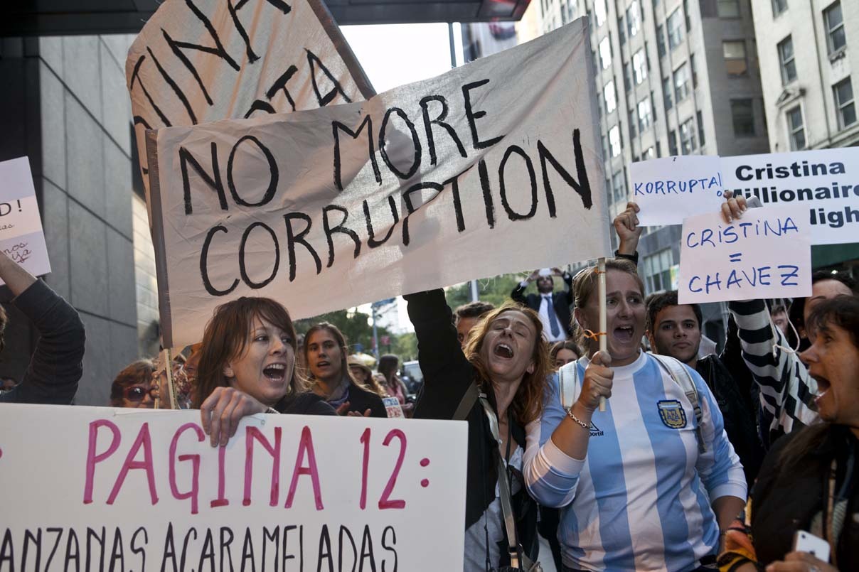 Cacerolazo de la comunidad argentina en el Colombus Circle enfrente del hotel donde se aloja la presidenta Cristina Fernandez de Kirchner. (Adriana Groisman)