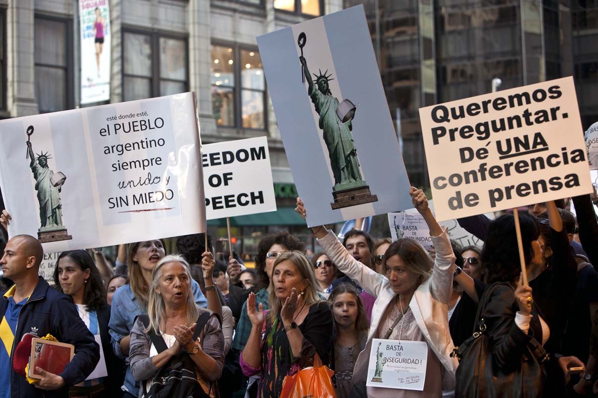 Cacerolazo de la comunidad argentina en el Colombus Circle enfrente del hotel donde se aloja la presidenta Cristina Fernandez de Kirchner. (Adriana Groisman)