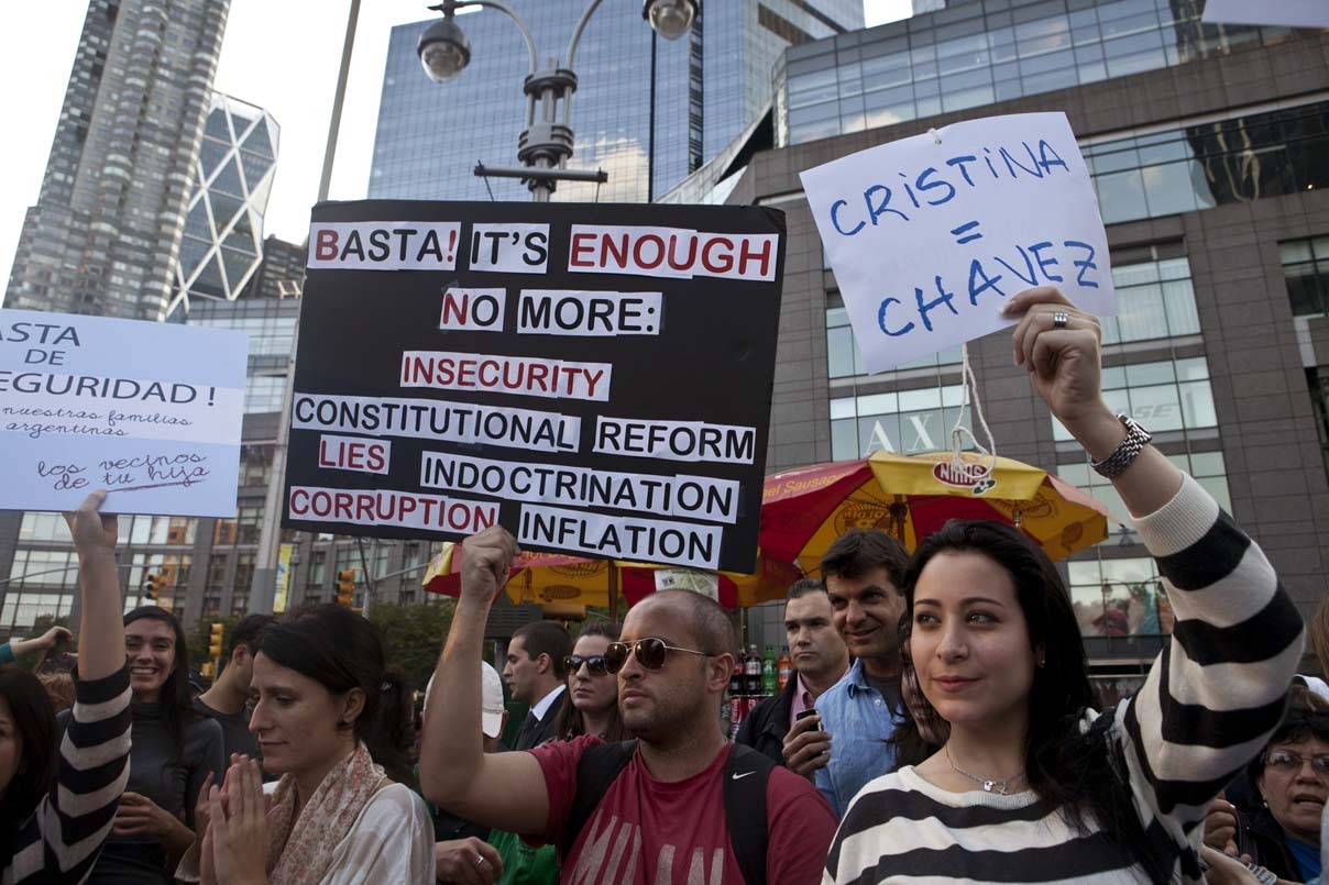 Cacerolazo de la comunidad argentina en el Colombus Circle enfrente del hotel donde se aloja la presidenta Cristina Fernandez de Kirchner. (Adriana Groisman)