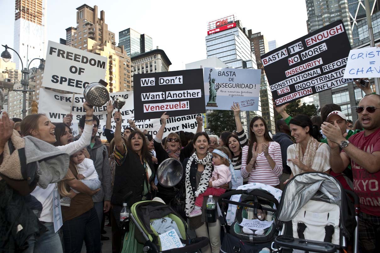 Cacerolazo de la comunidad argentina en el Colombus Circle enfrente del hotel donde se aloja la presidenta Cristina Fernandez de Kirchner. (Adriana Groisman)