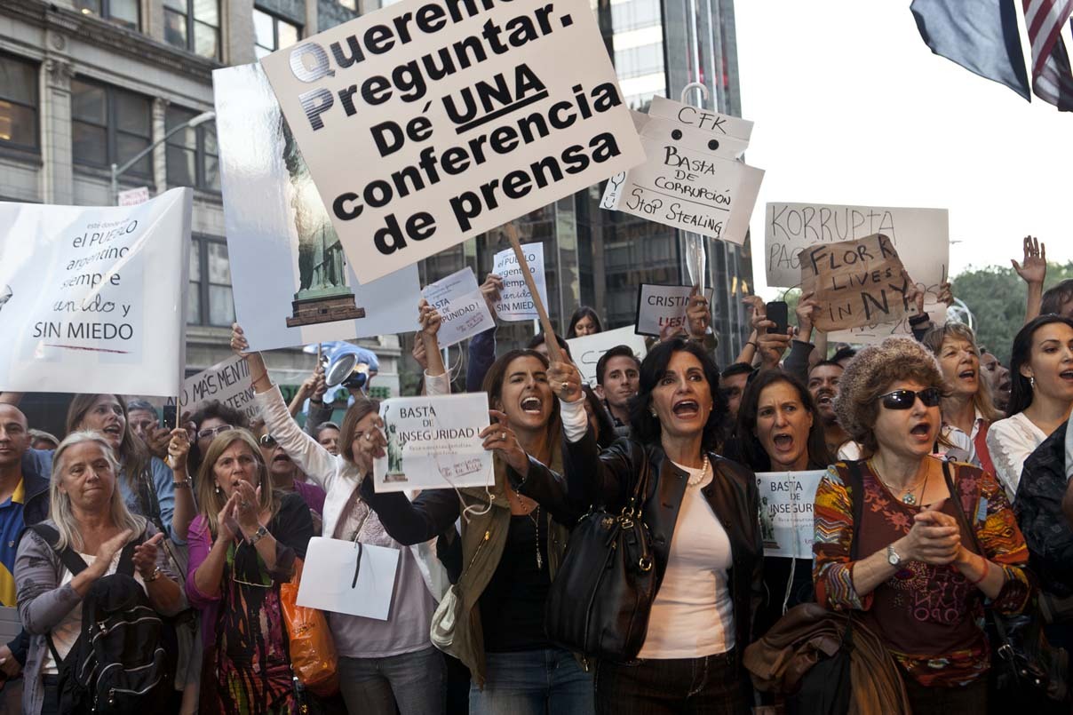 Cacerolazo de la comunidad argentina en el Colombus Circle enfrente del hotel donde se aloja la presidenta Cristina Fernandez de Kirchner. (Adriana Groisman)