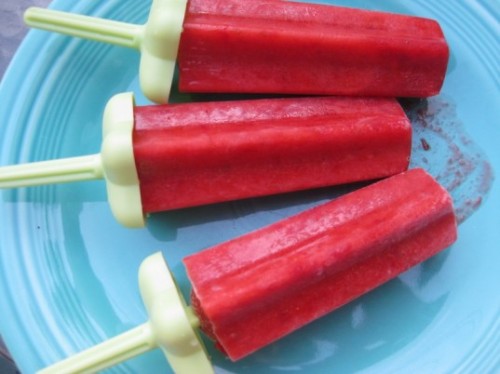 thepartyrehab:  Strawberry Peach Vodka Popsicles. Ingredients & Measurements: 5 oz. Pureed Strawberries (10 or so) 2 oz. Peach Syrup (Recipe Below) 12 oz. Tonic Water 2 oz. plus 3 oz. Vodka (divided use) Instructions: Stir strawberry buree with 2