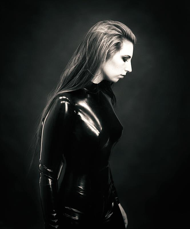 latexbdsm:  Black and Shiny - Roswell Ivory by *Roswell-Ivory 