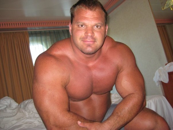 jimbibearfan:  muscru: Derek Poundstone  waking up with Derek………