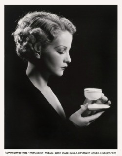 hoodoothatvoodoo:  Sari Maritza sipping tea