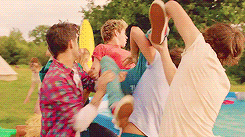 onedirection-slo: what makes you beautiful VS. live while we’re young      