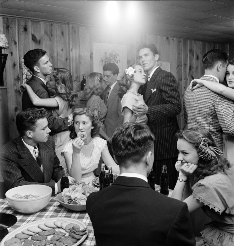 h-u-m-o-u-r:  lostsplendor:  “Teenagers at a party in 1947 in Tulsa, Oklahoma;