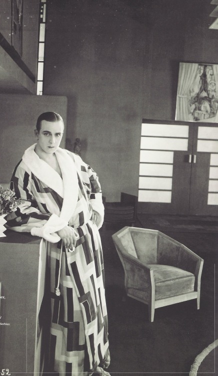Jacques Catelain in Le Vertige (Marcel L’Herbier, 1926). Robe by Sonia Delaunay.