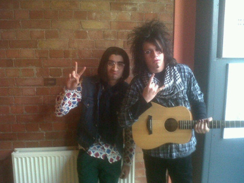 threesomewithzaynandlouis:Zayn and Niall what are you doing?!?!