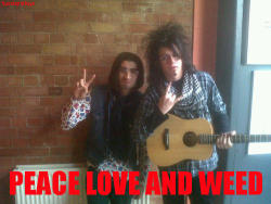 niallsfangirlingpotatoes:   1derboy:  tomlinsprinkles:  payneuspayne:  bass-l1ne:  fivestupidboys:  look at zayn and tell me he isn’t made of marijuana.  omg im sorry isnt but omg   is that niall with him?  Is niall wearing nail polish?  Or should