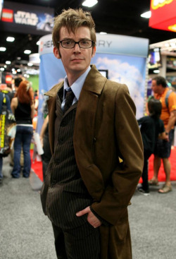 mistcover:  vintage-aerith:  doctorwhocosplaywatch:  This is a cosplayer. Yeah i’m skeptical too.  HE WALKED BY ME IN PENN STATION. I choked on my coffee. I legitimately think he’s the real deal. Not even David Tennant, he’s THE DOCTOR.   Occasionally