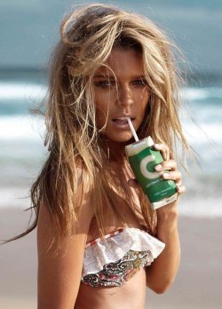 [Turn] up the music while I fix my [h a i r]. &lt;3 / beach hair on We Heart It. http://weheartit.com/entry/38357327 