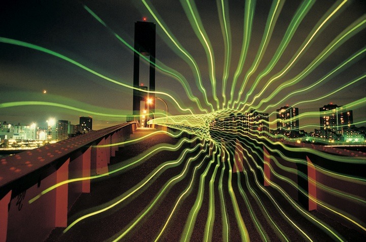 explore-blog:
“Breathtaking pre-digital light drawings of New York in the 1970s by artist Eric Staller. Also see Denis Smith’s Ball of Light project.
”
Excelente uso de la Luz en esta foto de noche en NYC.