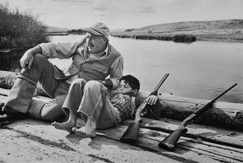 varietas:Robert Capa: Hemingway & Son, 1941.