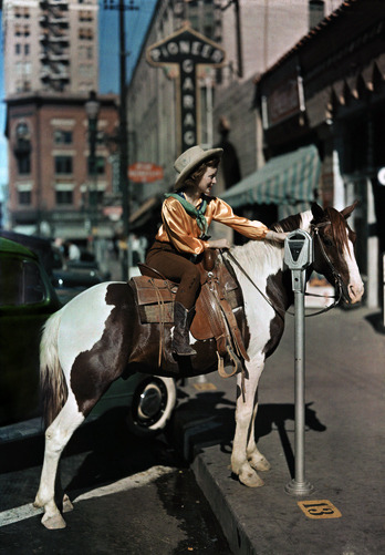 modcloth:  Too good! A 1930s cowgirl parking her horse in downtown El Paso. (via Retronaut) 