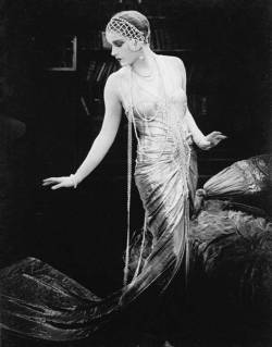 wehadfacesthen:  Lili Damita in Red Heels [Das Spielzeug von Paris]  (Michael Curtiz, 1925) via theloudestvoice 