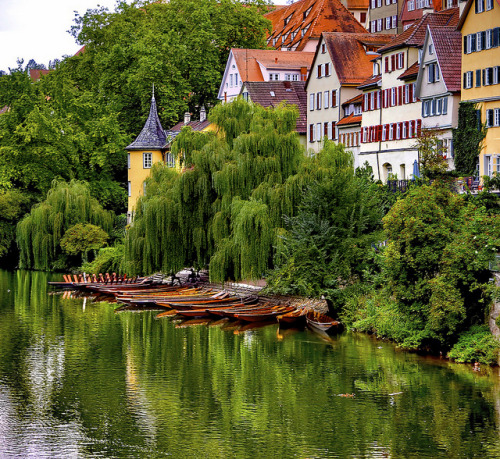 Reflections on the Neckar river in Tübingen, Germany (by Dan//Fi).