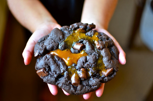 eatingwiththeeyes:neekaisweird:Caramel Stuffed Double Chocolate Chunk Cookiesoh 
