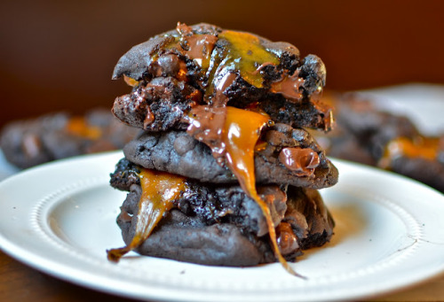 eatingwiththeeyes:neekaisweird:Caramel Stuffed Double Chocolate Chunk Cookiesoh 