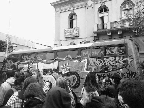 s-i-n-d-i-o-s:  Otra foto de la micro abandonada por “casualidad” justo por el trayecto autorizado de la marcha… B&N