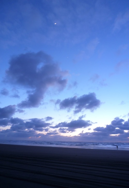 Porn photo c0caino:  The Moon and Venus over the Pacific