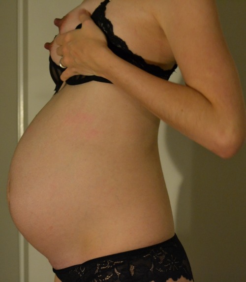 aussiecouple: Her sexy sexy bump…M Sexy