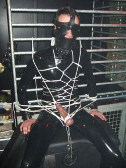 bootedray:  I am a rubber pain pig! 