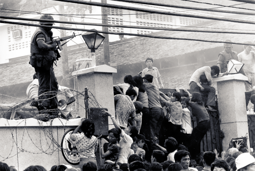 Photo by Neal Ulevich   |   Saigon, Vietnam   |   April 29, 1975 Mobs of Vietnamese people scale the